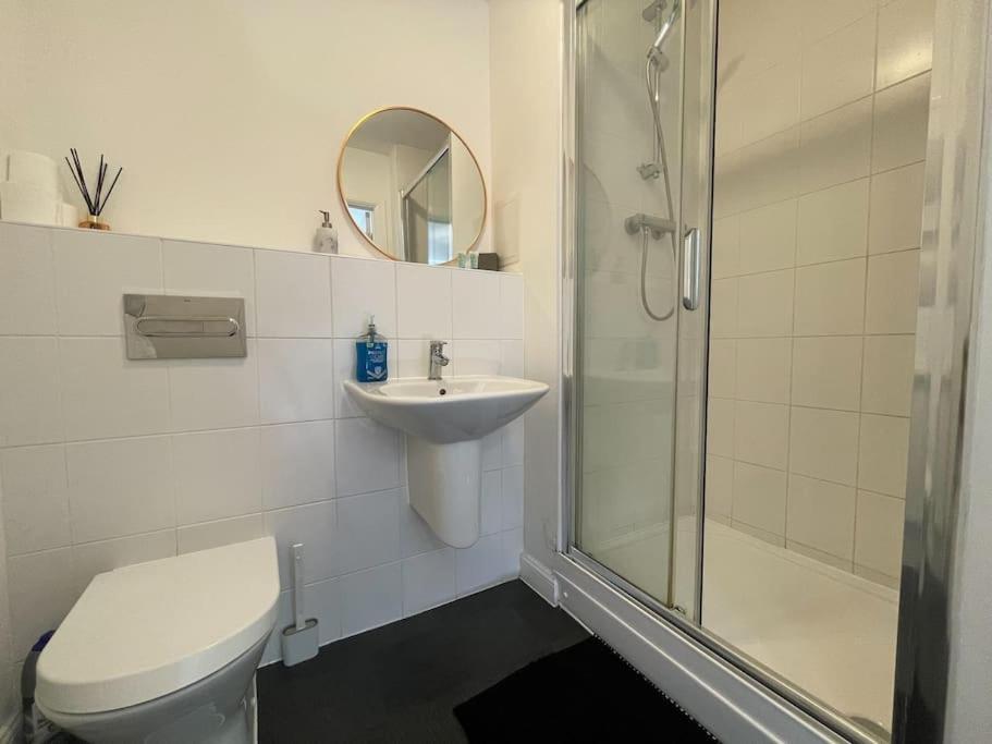 Stylish Station Apartment In Rochester With Free Parking Wainscot Extérieur photo