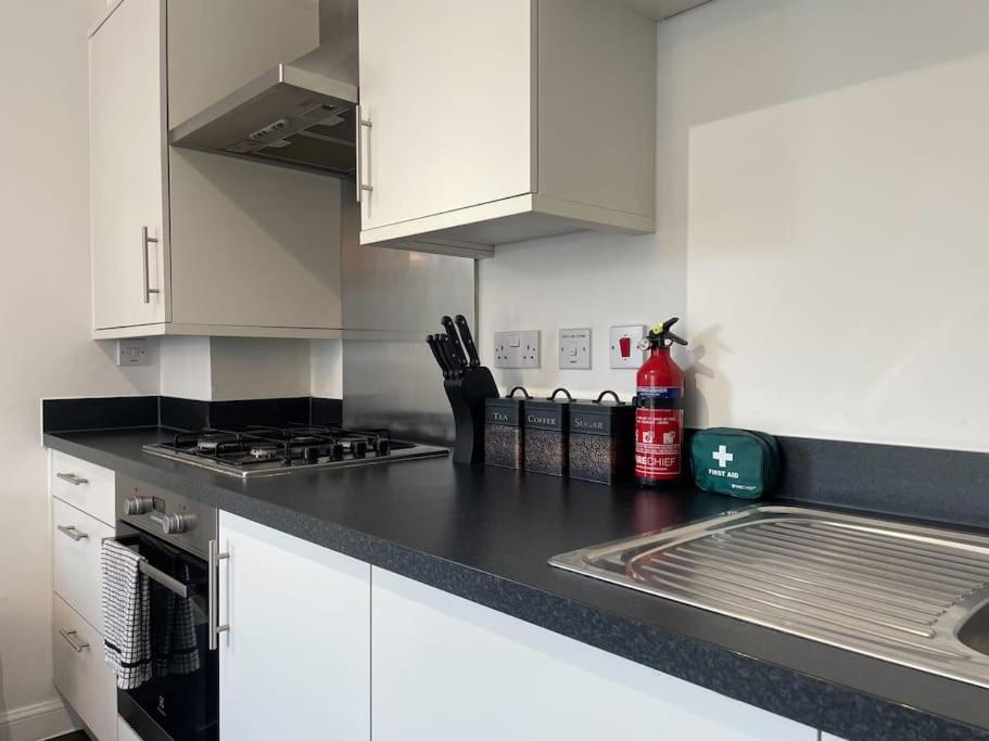 Stylish Station Apartment In Rochester With Free Parking Wainscot Extérieur photo