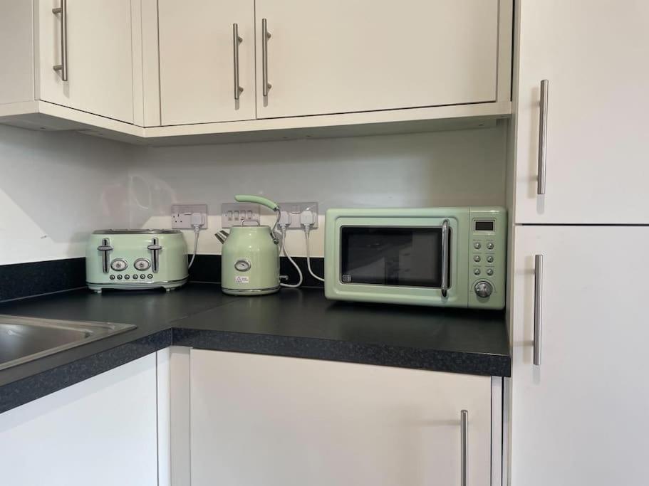 Stylish Station Apartment In Rochester With Free Parking Wainscot Extérieur photo