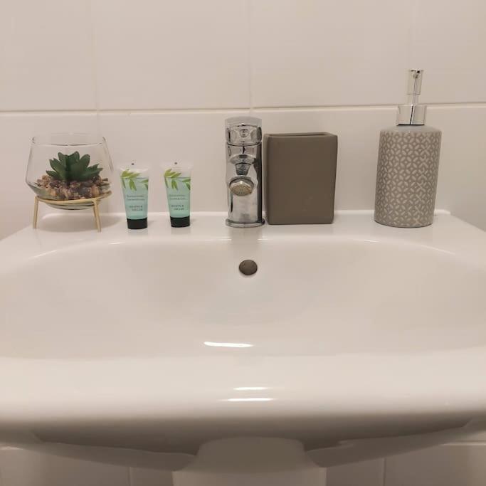 Stylish Station Apartment In Rochester With Free Parking Wainscot Extérieur photo