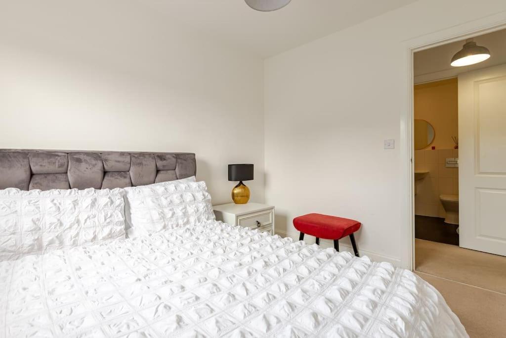 Stylish Station Apartment In Rochester With Free Parking Wainscot Extérieur photo