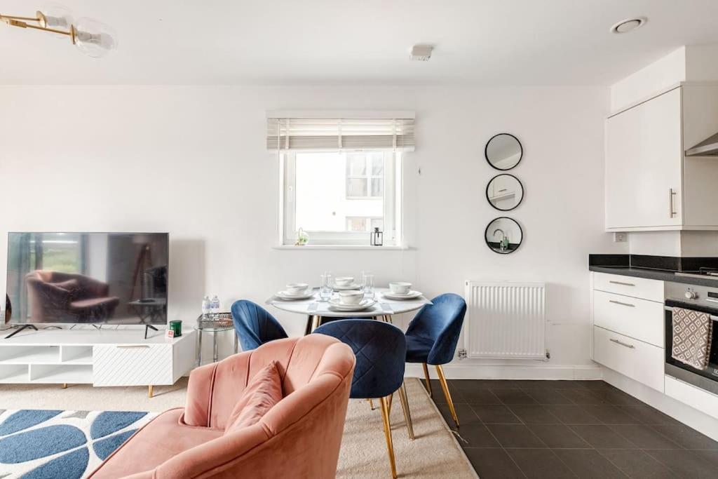 Stylish Station Apartment In Rochester With Free Parking Wainscot Extérieur photo