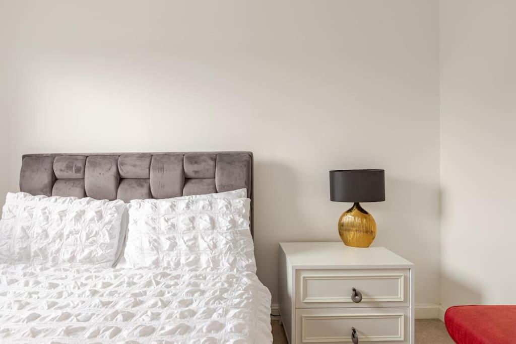 Stylish Station Apartment In Rochester With Free Parking Wainscot Extérieur photo
